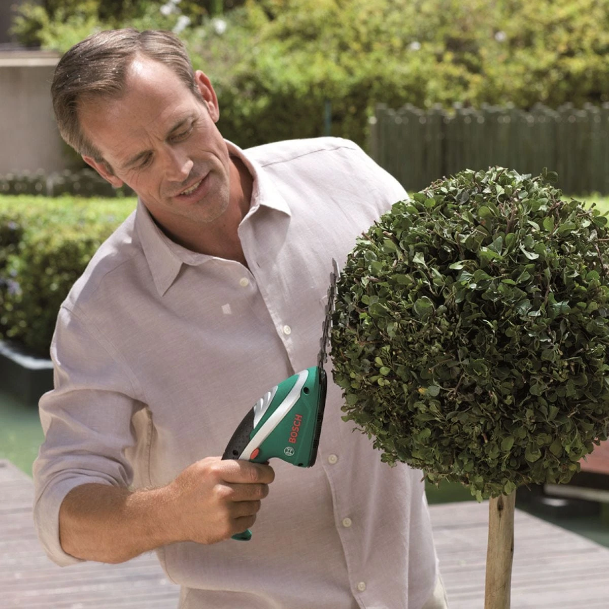 Bosch ISIO Cordless Shape & Edge Hedge Trimmer 5 Bosch ISIO Cordless Shape & Edge Hedge Trimmer - Image 5