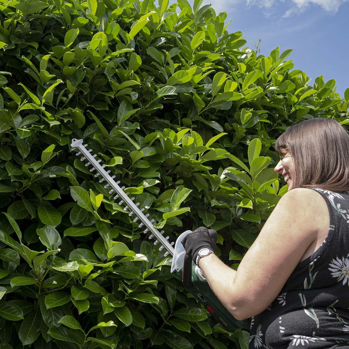 Webb 50cm (20") 20V Cordless Hedge Trimmer With Battery & Charger 9 Webb 50cm (20") 20V Cordless Hedge Trimmer With Battery & Charger - Image 9