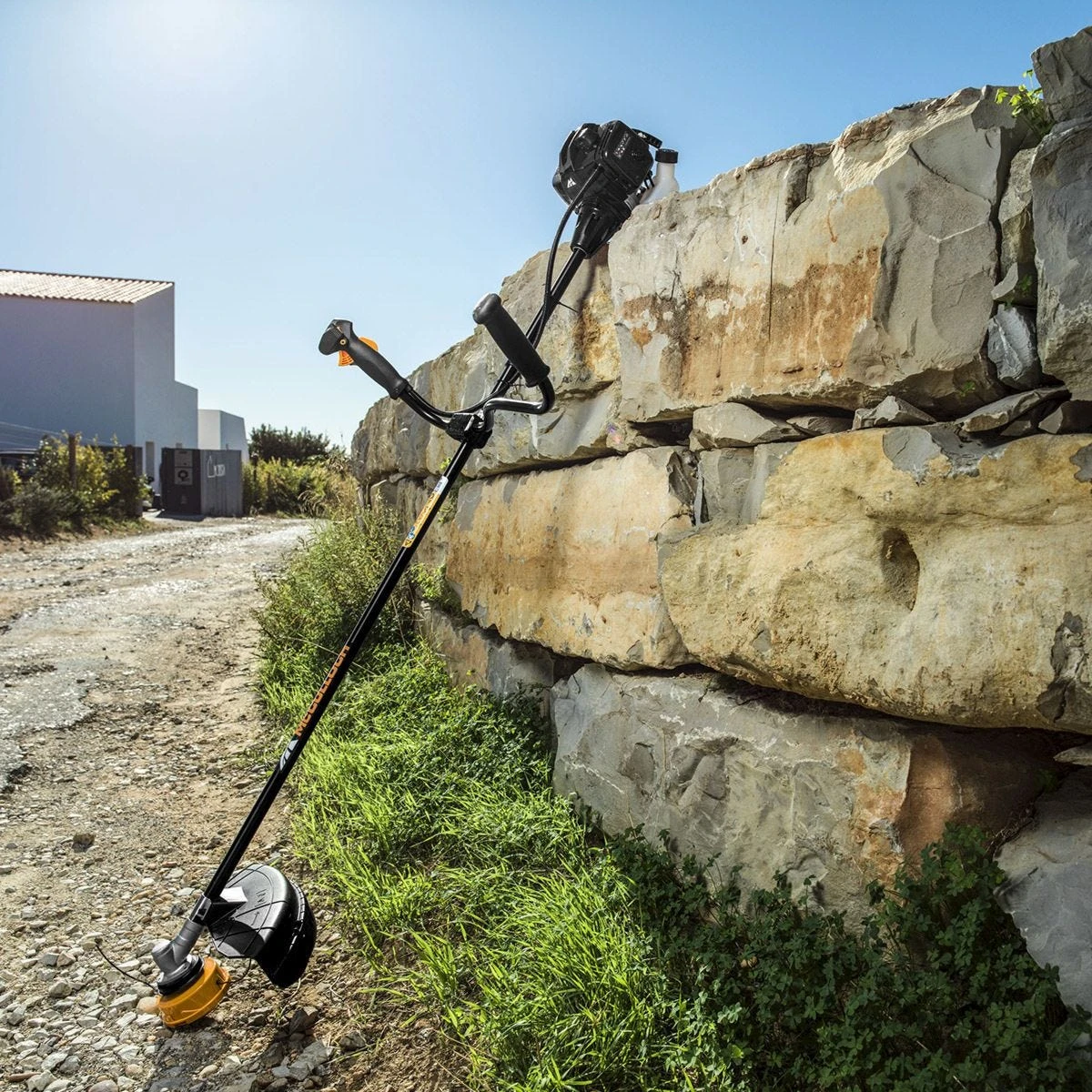 McCulloch 33cc 43cm (17") Straight Shaft Cow Horn Handled Petrol Brushcutter 3 McCulloch 33cc 43cm (17") Straight Shaft Cow Horn Handled Petrol Brushcutter - Image 3