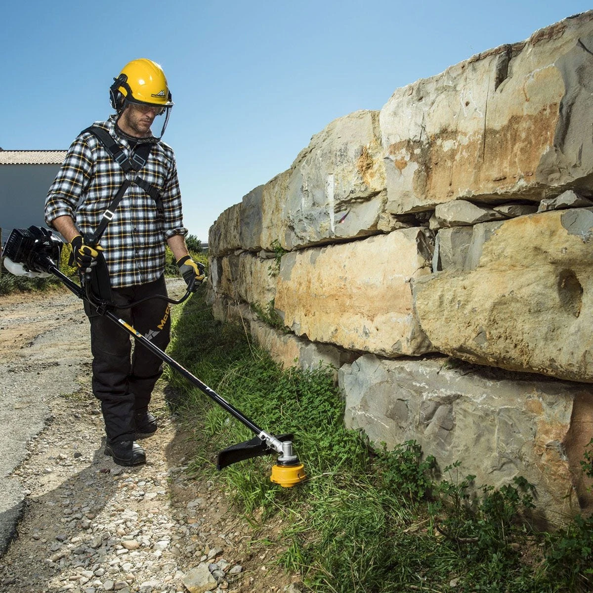 McCulloch 33cc 43cm (17") Straight Shaft Cow Horn Handled Petrol Brushcutter 5 McCulloch 33cc 43cm (17") Straight Shaft Cow Horn Handled Petrol Brushcutter - Image 5