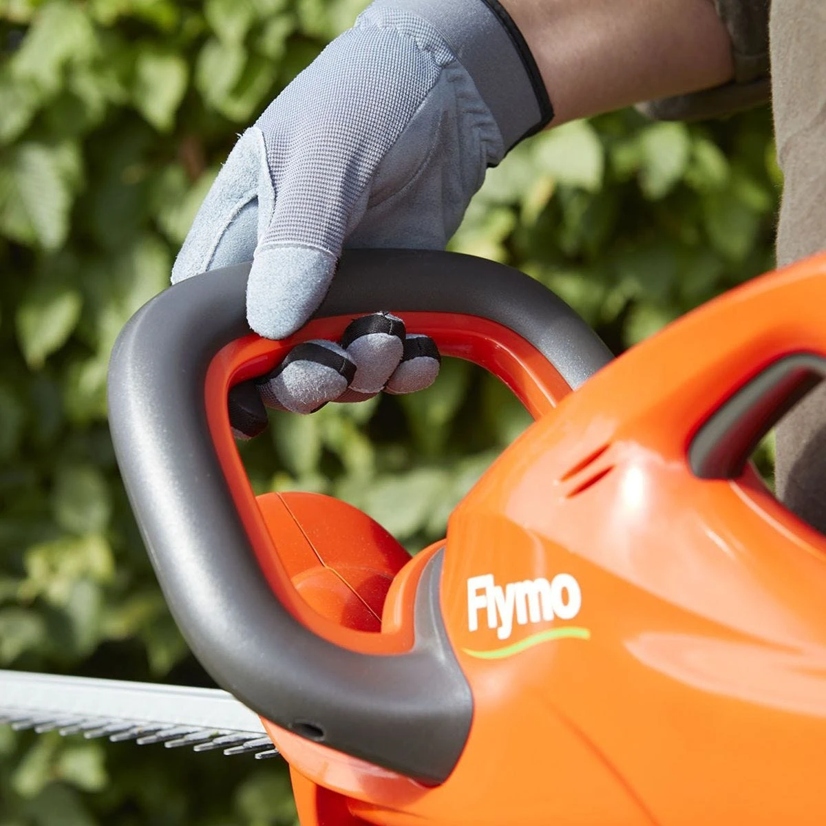 Flymo Easicut Cordless 42cm (16.5") 20V Cordless Hedge Trimmer 7 Flymo Easicut Cordless 42cm (16.5") 20V Cordless Hedge Trimmer - Image 7