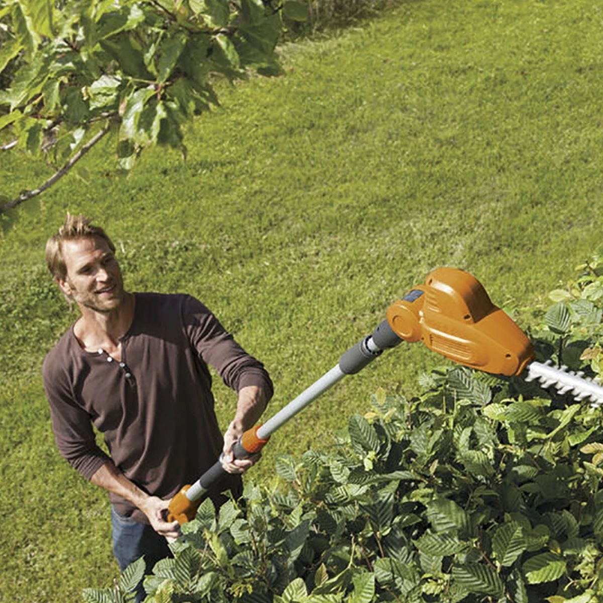 Flymo SabreCut XT 42cm (16.5") Electric Hedge Trimmer 4 Flymo SabreCut XT 42cm (16.5") Electric Hedge Trimmer - Image 4
