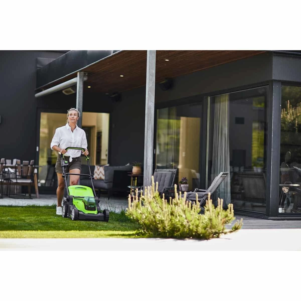 Greenworks 48v Cordless 41cm Lawnmower With Two 24v 2Ah Batteries & 2A Charger 9 Greenworks 48v Cordless 41cm Lawnmower With Two 24v 2Ah Batteries & 2A Charger - Image 9
