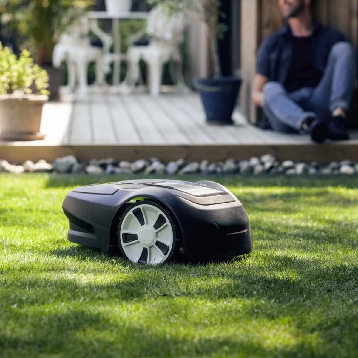 Greenworks Greeenworks 450m2 Robotic Lawnmower 2 Greenworks Greeenworks 450m2 Robotic Lawnmower - Image 2