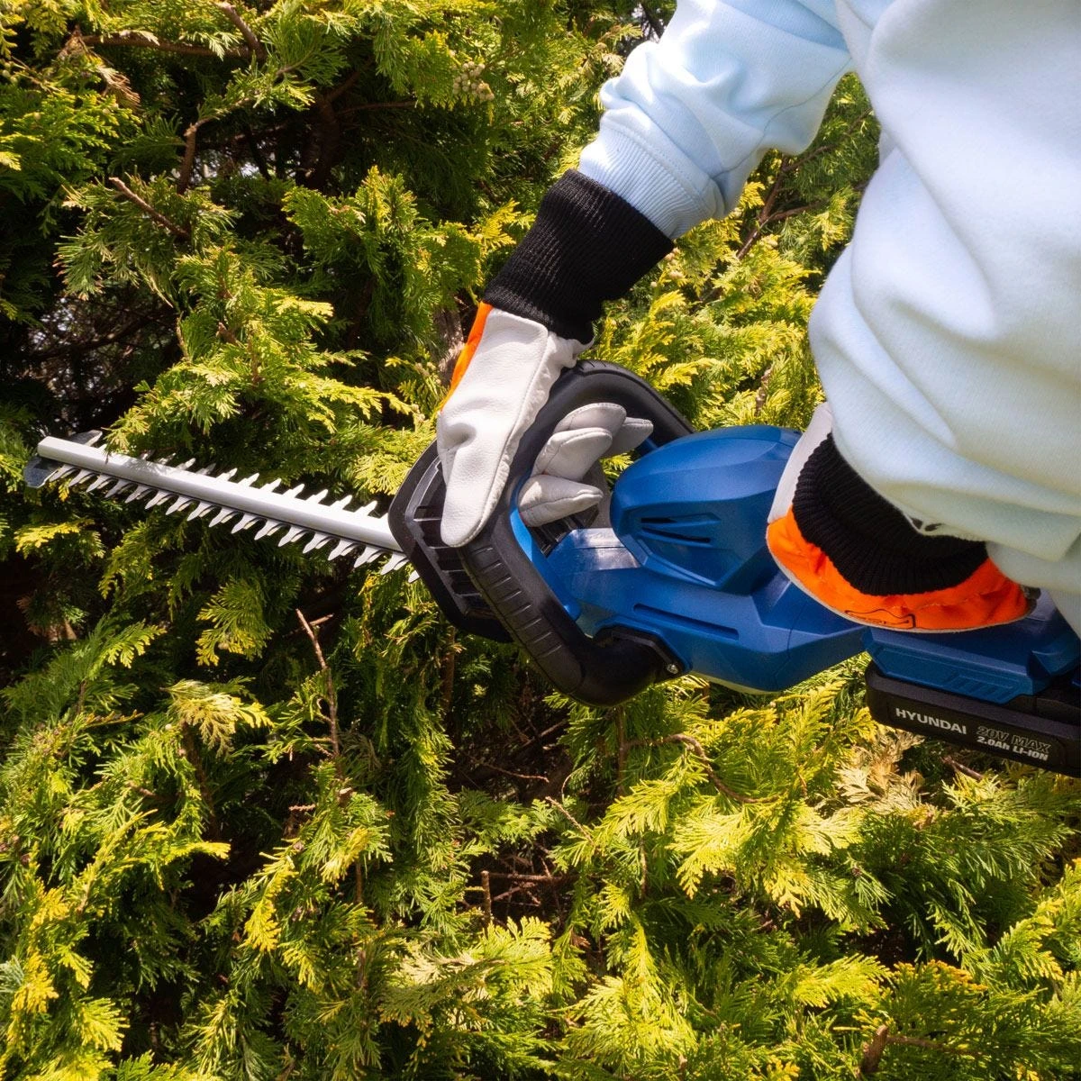 Hyundai 20V Li-ion Cordless Hedge Trimmer - Battery Powered HY2188 14 Hyundai 20V Li-ion Cordless Hedge Trimmer - Battery Powered HY2188 - Image 14