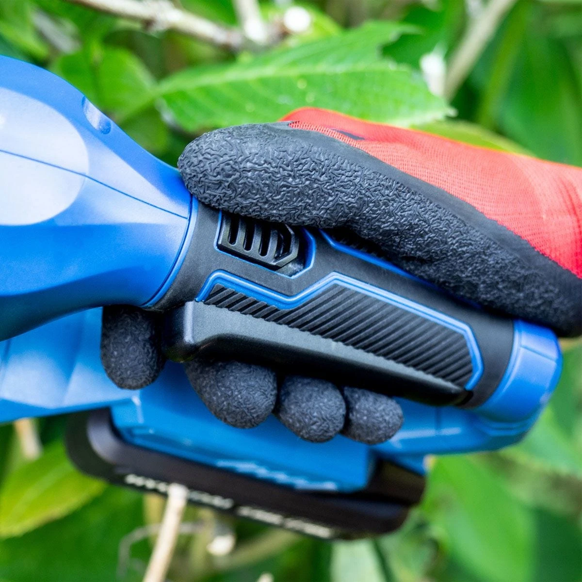 Hyundai 20V Li-ion Cordless Hedge Trimmer - Battery Powered HY2188 15 Hyundai 20V Li-ion Cordless Hedge Trimmer - Battery Powered HY2188 - Image 15