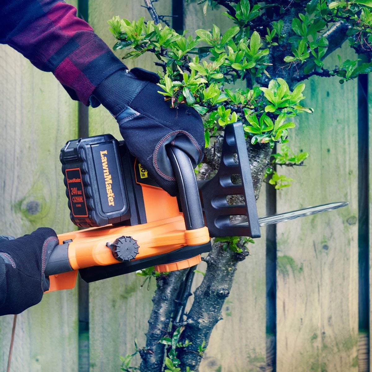 LawnMaster MX 24V 25cm Cordless Chainsaw 10 LawnMaster MX 24V 25cm Cordless Chainsaw - Image 10