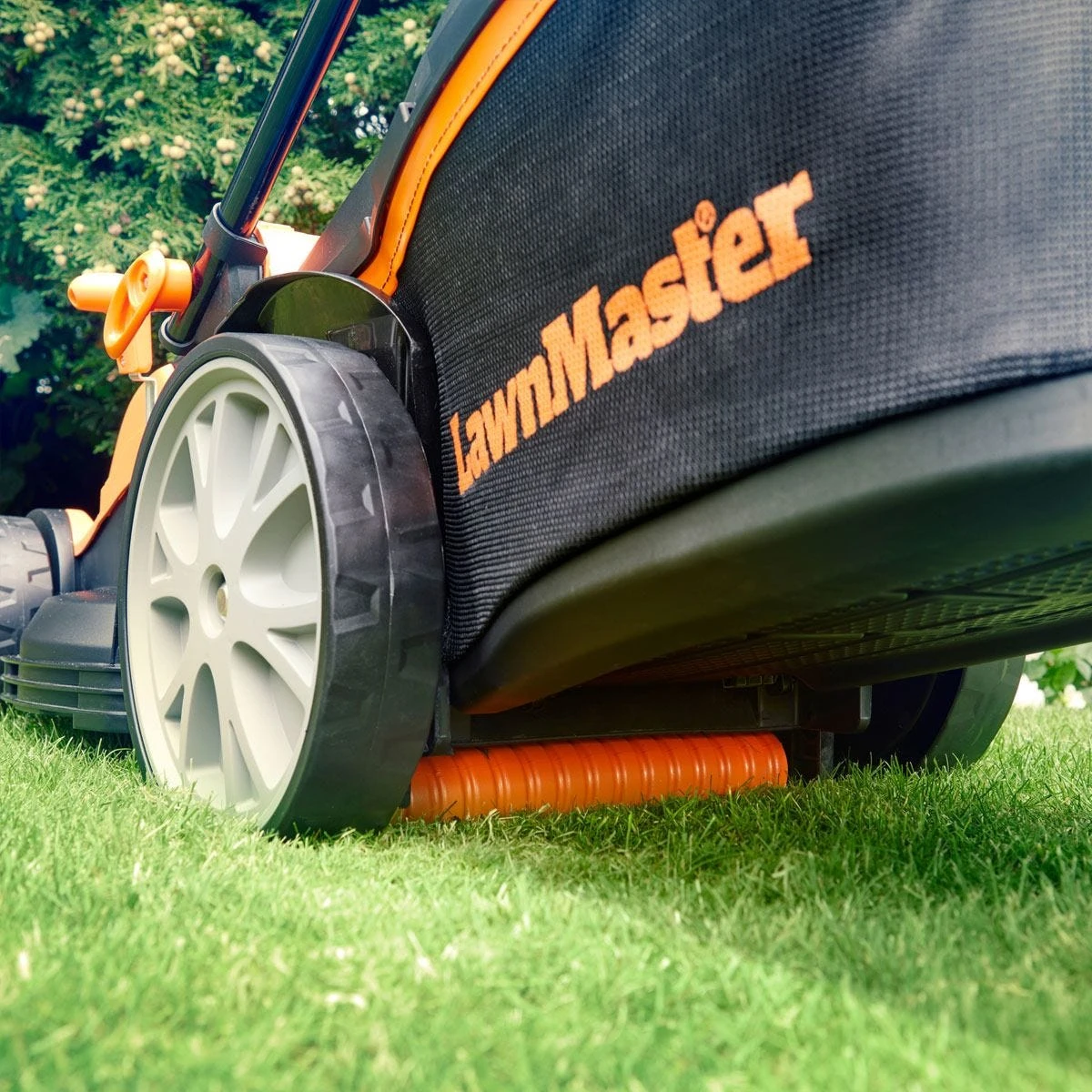 LawnMaster 1800W 40cm Electric Lawnmower And 25cm Grass Trimmer Set 6 LawnMaster 1800W 40cm Electric Lawnmower And 25cm Grass Trimmer Set - Image 6